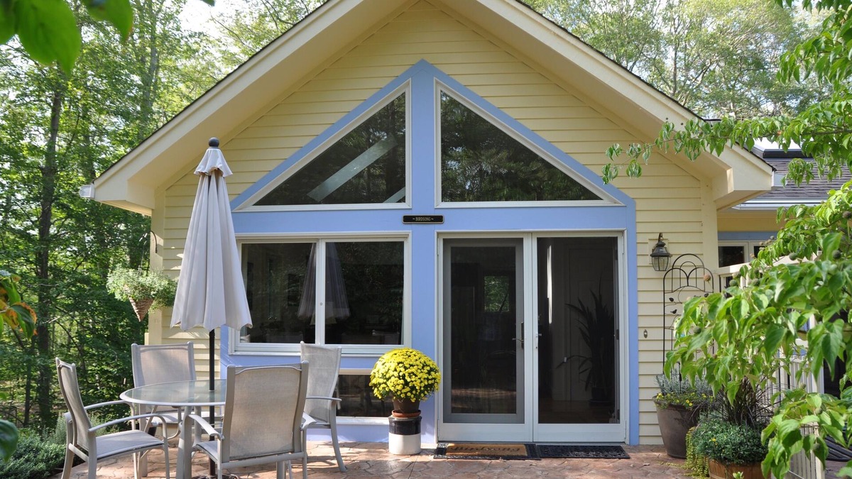 Madison Apartment | Birdsong - Relaxation, Activities & Culture In Quaint Shoreline Town