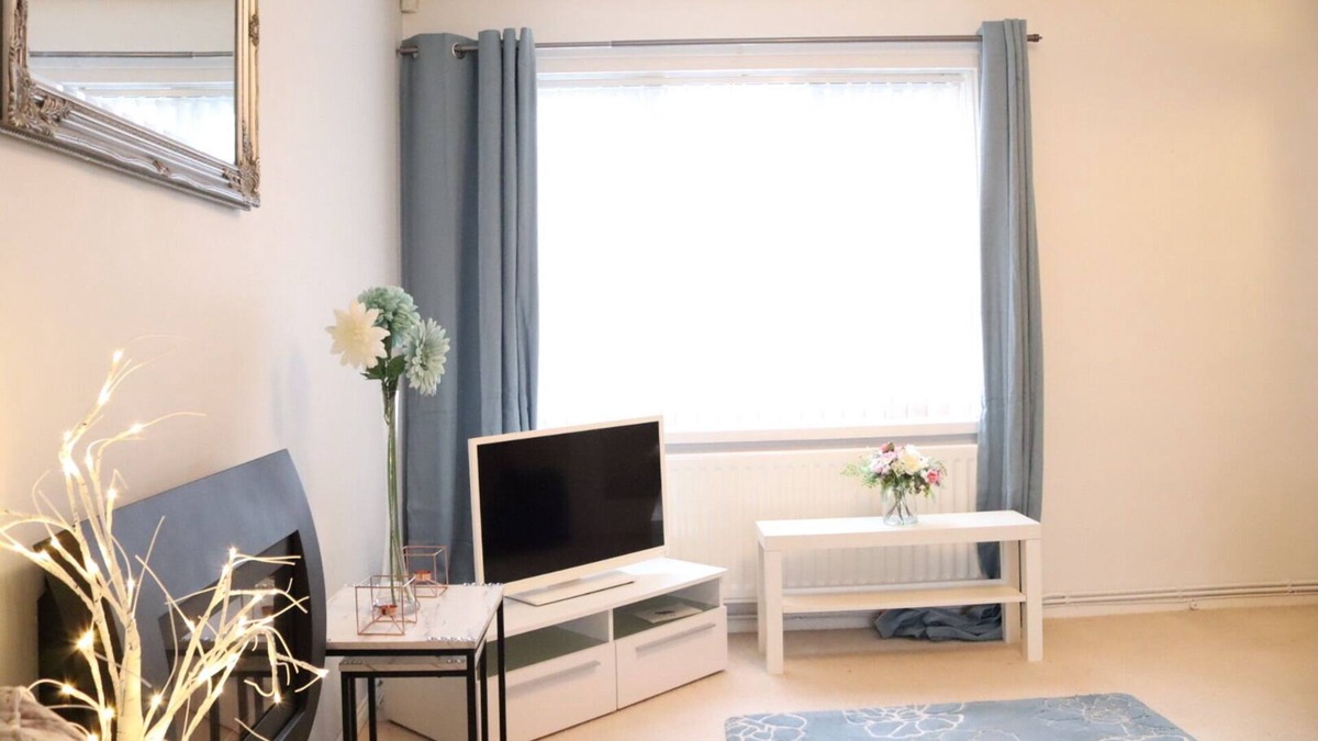 Edgbaston House | Birmingham Central 4 Bedroom House with Free Parking and WIFI