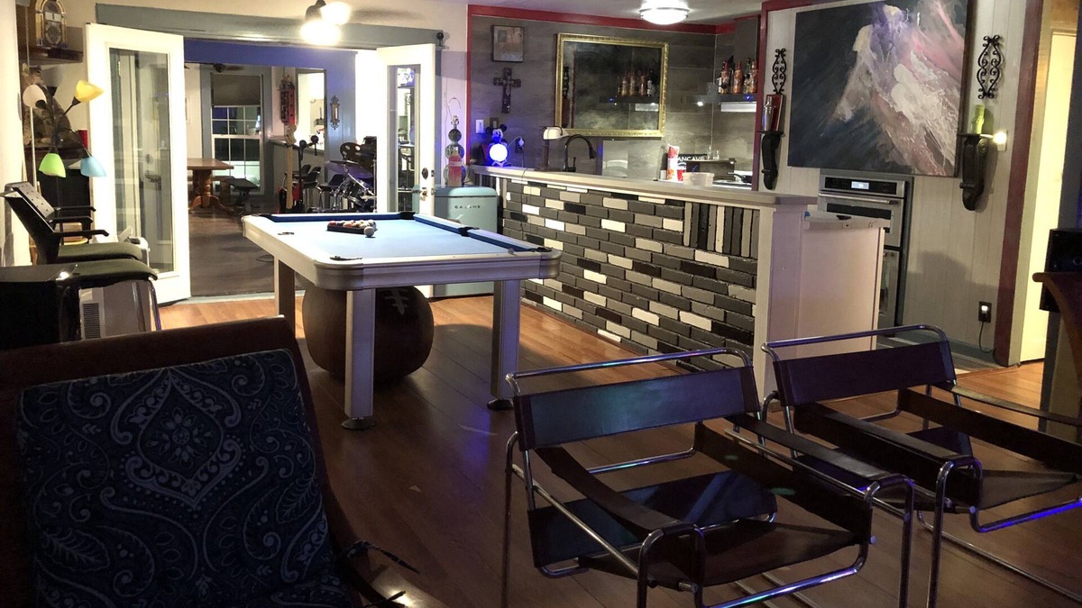 Willow Meadows/Willowbend Area House | Birthday Friends Sleepover Dancing Bluetooth DJ Music 4 bedrooms private condos