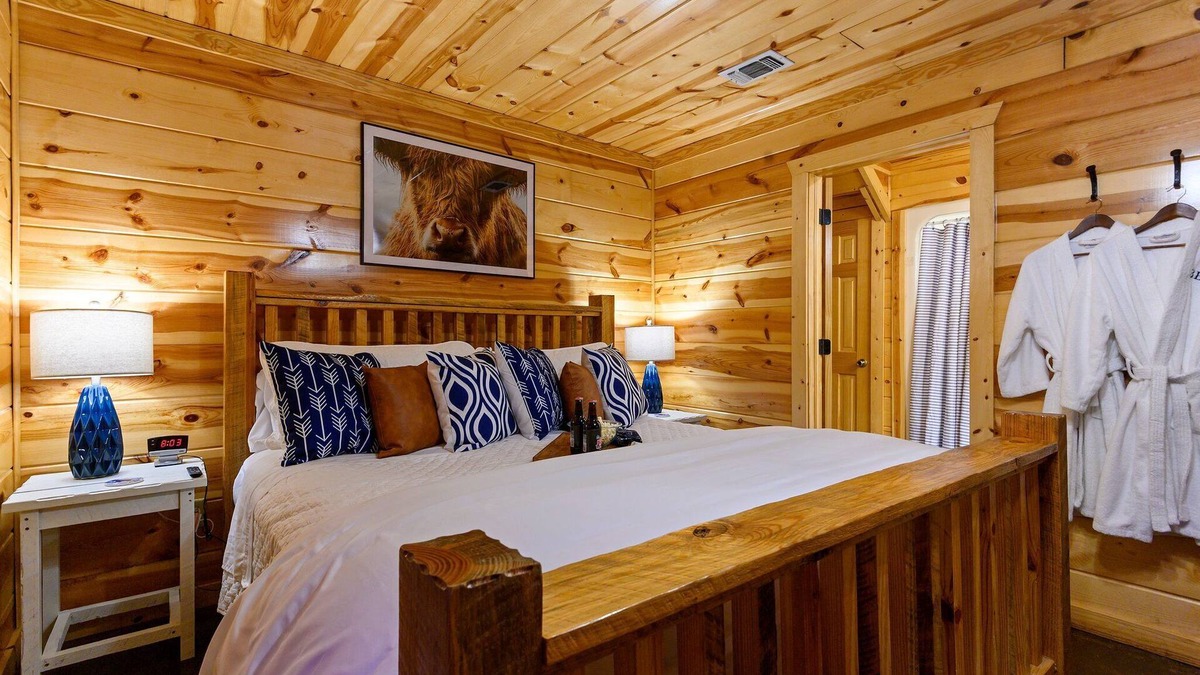 Broken Bow Cabin | Bison Boot Lodge & Tipi - Hot Tub - Fireplace