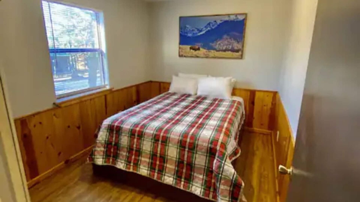 Sulphur Cabin | Bison Cabin #5 - Rocky Point Cabins