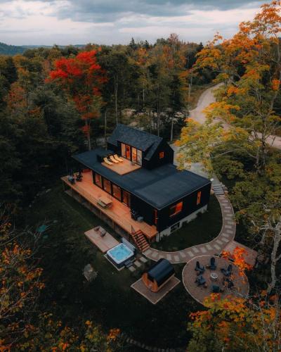 La Conception House | Bläk Kabin - Ski Tremblant, Sauna, Hot Tub and Yoga