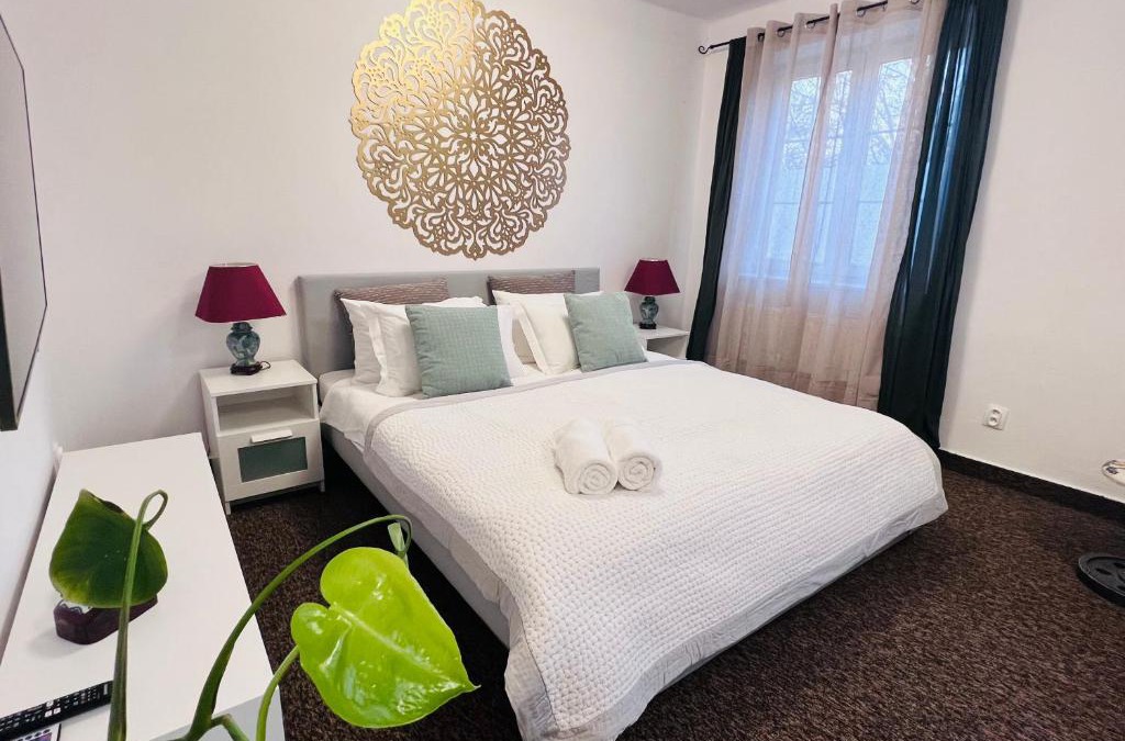 Banska Bystrica Apartment | BL - The Townhouse, 24hr Self Check-in, Free Private Parking, Garden, Adjacent to beautiful City Park, City Centre 5 min walk