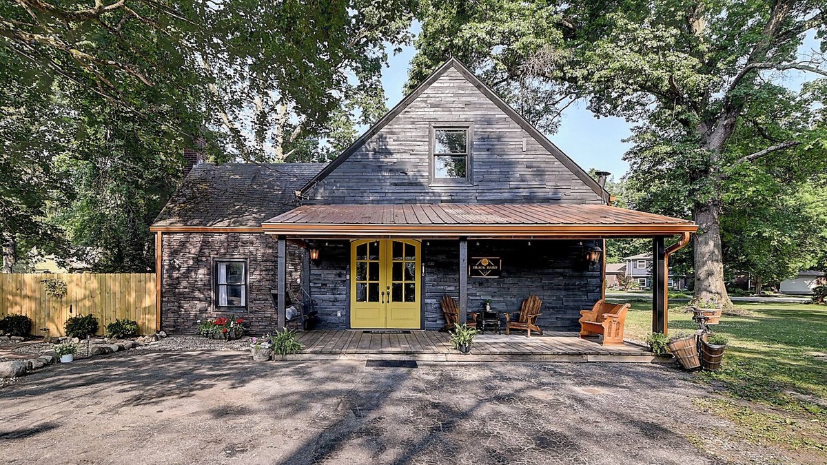 Indianapolis House | Black Barn Indy-Secluded Suburban Retreat! 10 minutes from downtown!