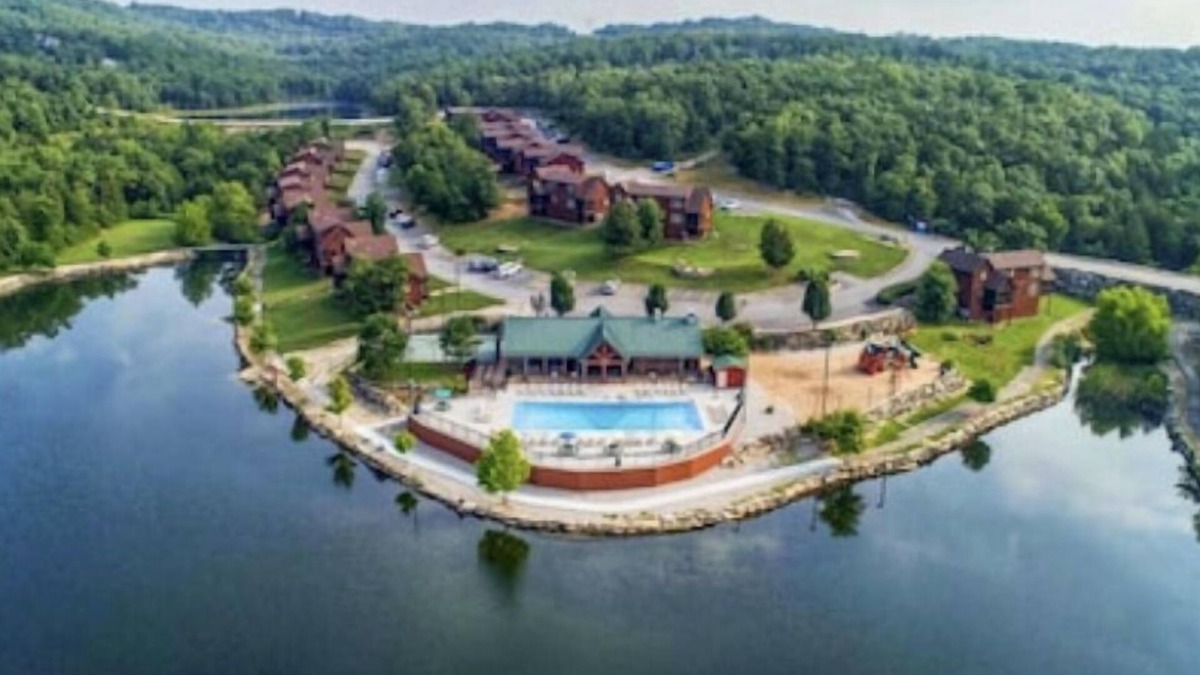 Reeds Spring Cabin | Black Bear Cabin! Gated golf course & 4.5 Miles from Silver Dollar City!