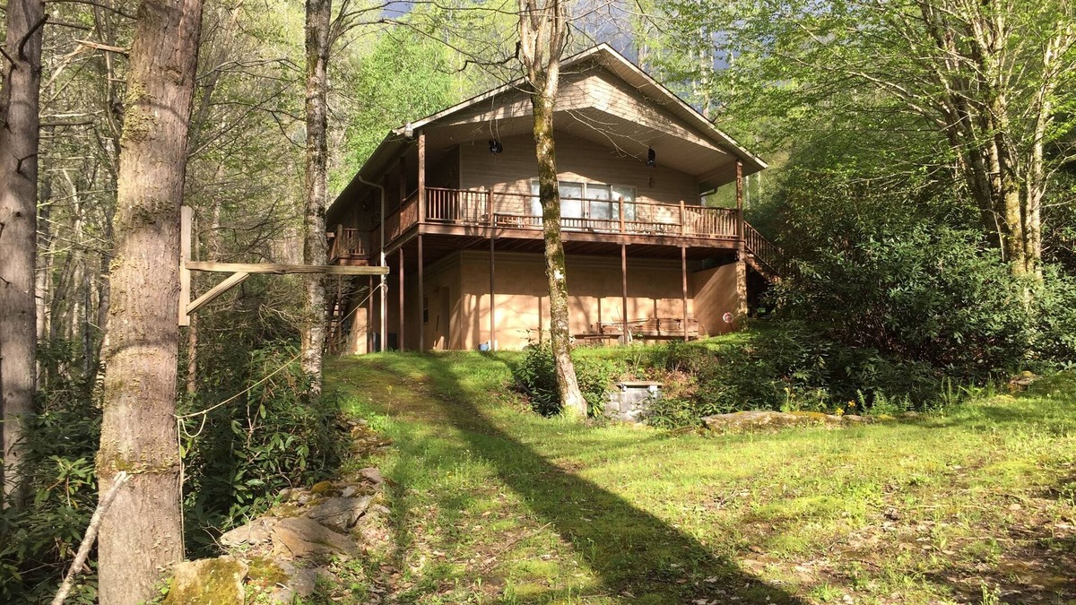 Barnardsville House | Black Bear cabin by the creek