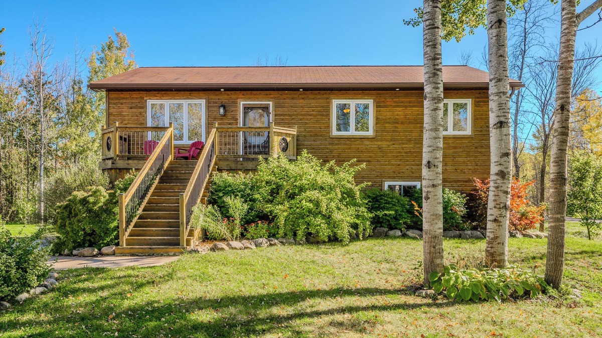 Miller Lake Cabin | Black Bear Cottage - Cozy 4-Season Cottage w/Hot Tub