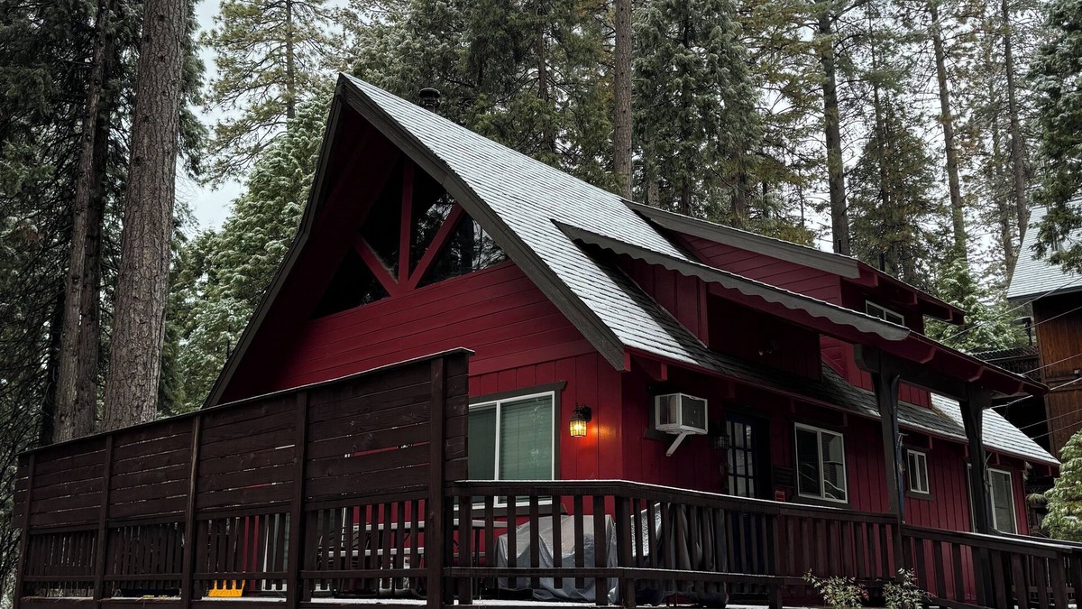 Arnold House | Black Bear Den ~ Access to Private Lake! Heat and AC