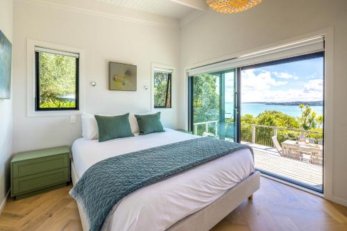 Surfdale House | Black Cottage - Stay Waiheke