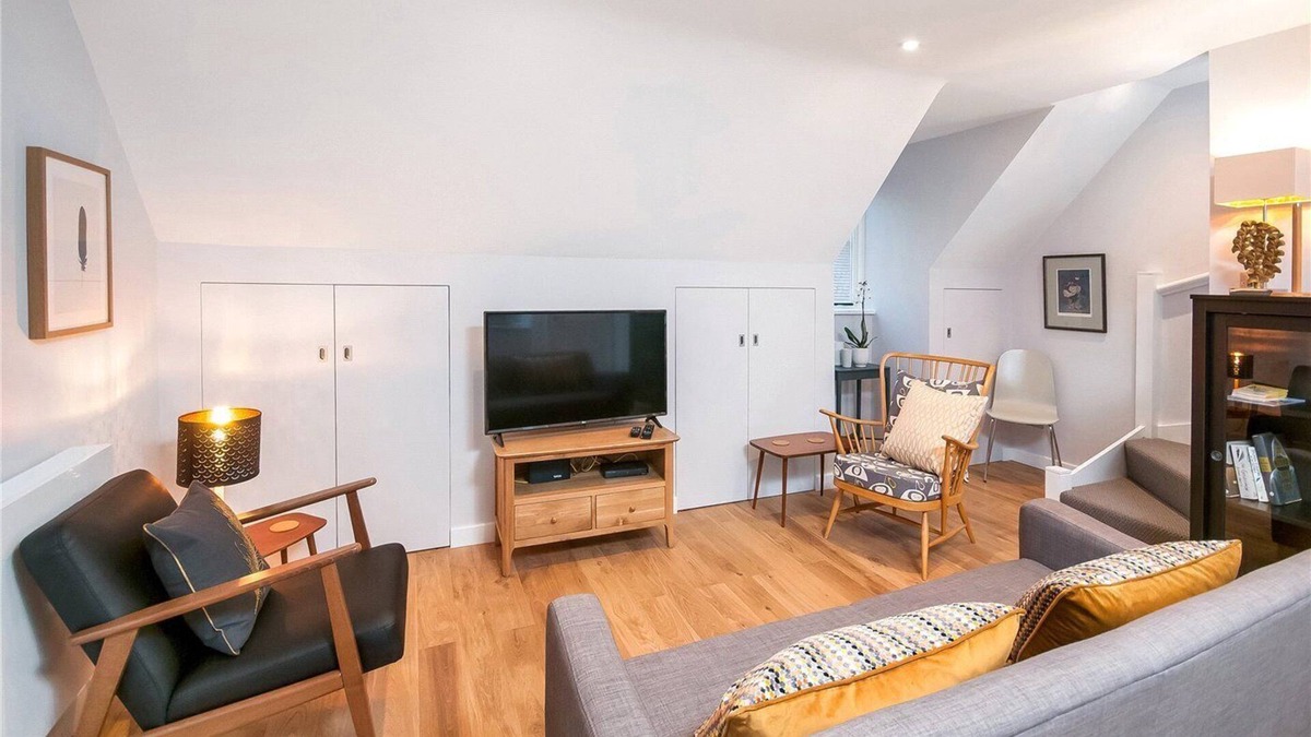 Winchester Apartment | Black Swan's "Nest" - heart of historic Winchester