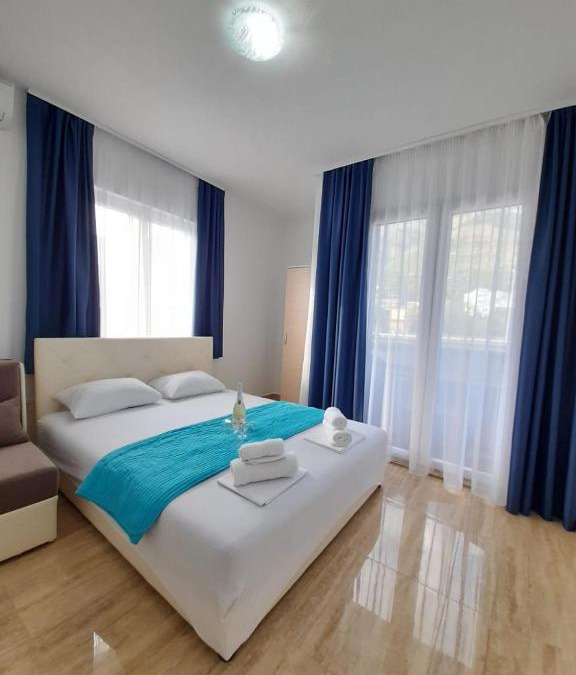 Sutomore Apartment | Black & White
