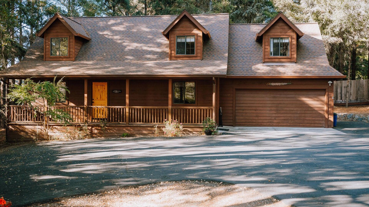 Graton House | Blackberry Cottage located next to Wineberry Lodge