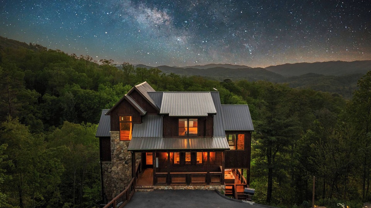 Walland Cabin | Blackberry Skies ~ Indoor Pool, Hot Tub, Theater & Stunning Mountain Views!
