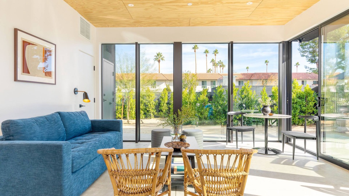 Downtown Palm Springs Hotel | Blackhaus A Suite by AvantStay | Modern Spaces