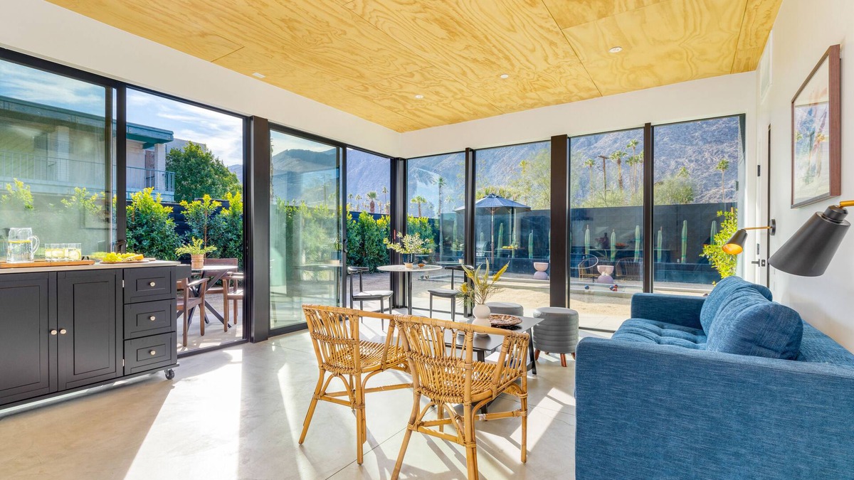 Downtown Palm Springs Hotel | Blackhaus B Suite by AvantStay | Modern Spaces