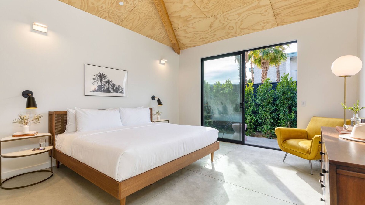 Downtown Palm Springs Hotel | Blackhaus B6 by AvantStay | Modern Room + Pool