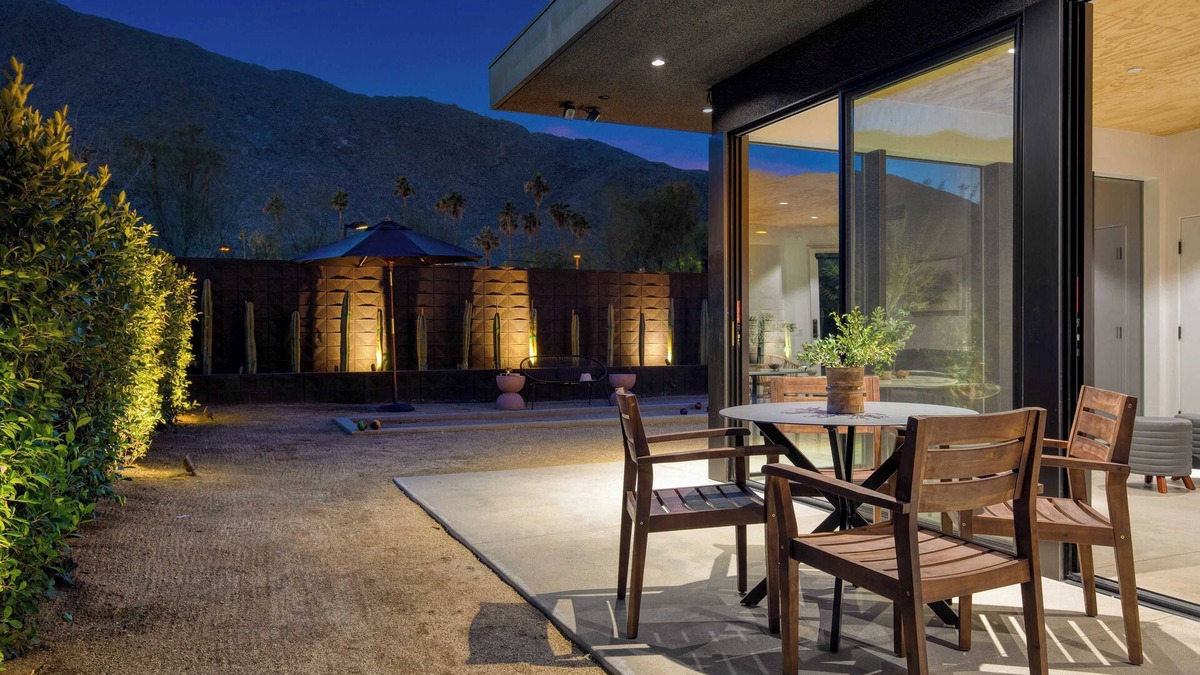 Downtown Palm Springs Apartment | Blackhaus C: 4 Bedroom Suite by Avantstay 4-room Retreat