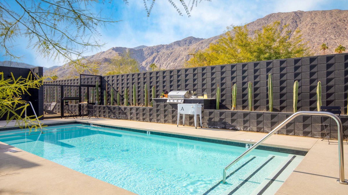 Downtown Palm Springs Hotel | Blackhaus C15 by AvantStay | Modern Room + Pool