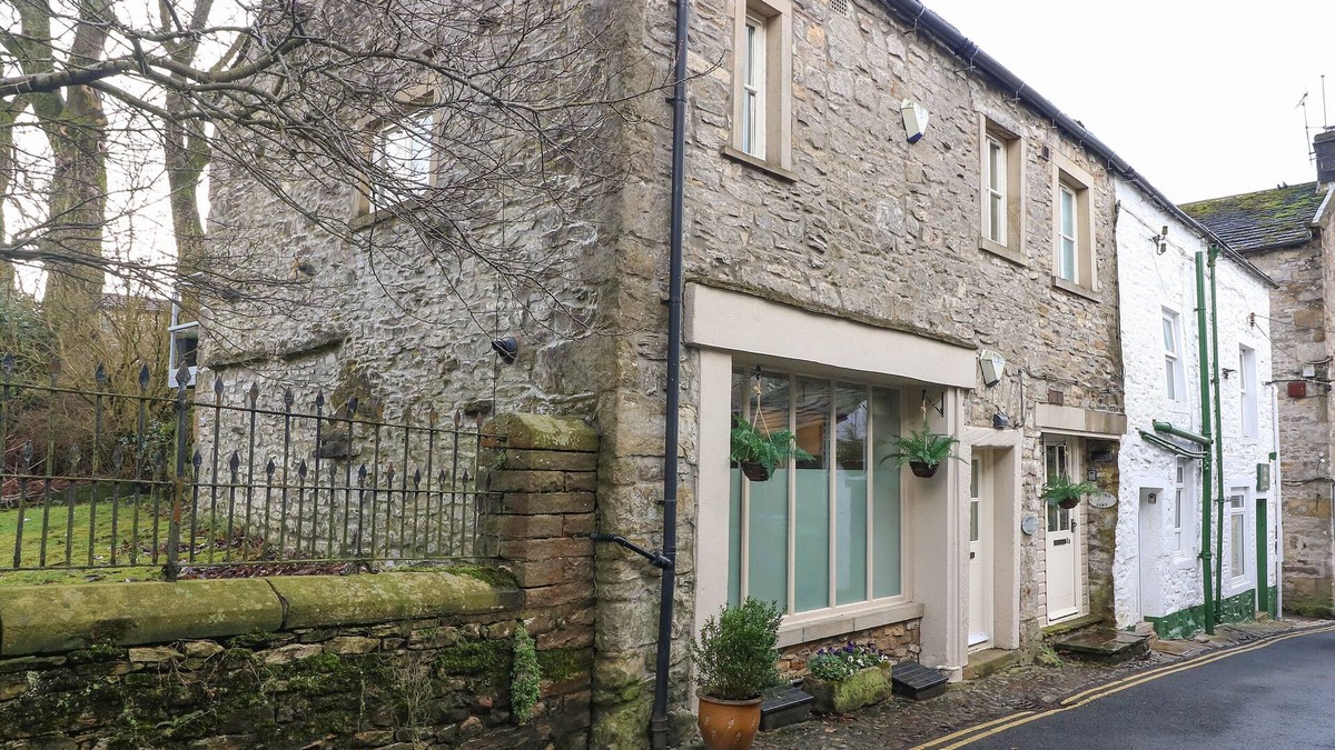Grassington Apartment | BLACKSMITH COTTAGE, pet friendly, with a garden in Grassington
