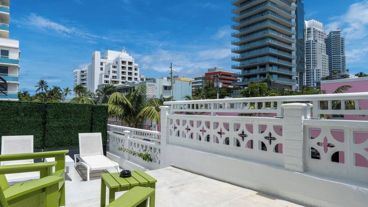 South of Fifth Apartment | Blanc Kara - Adults Only
