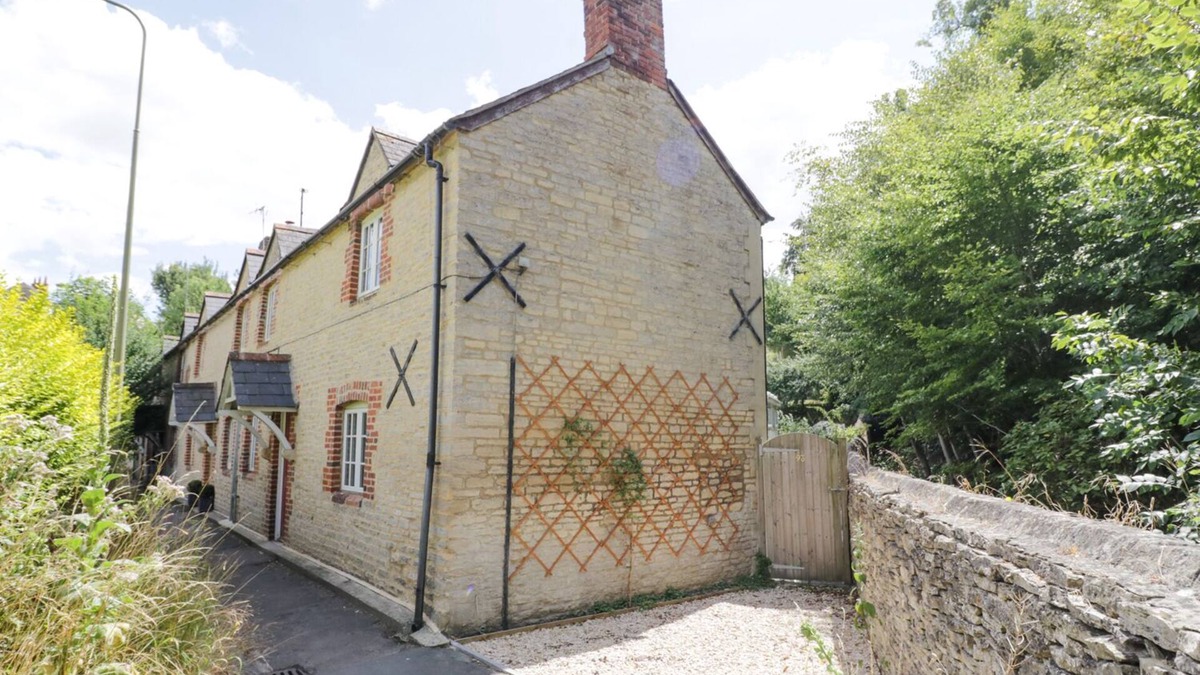 Woodstock Cottage | BLENHEIM EDGE, THE CAUSEWAY, pet friendly in Woodstock