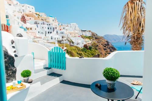 Oia House | Blessed Blue Boutique Cave Suite