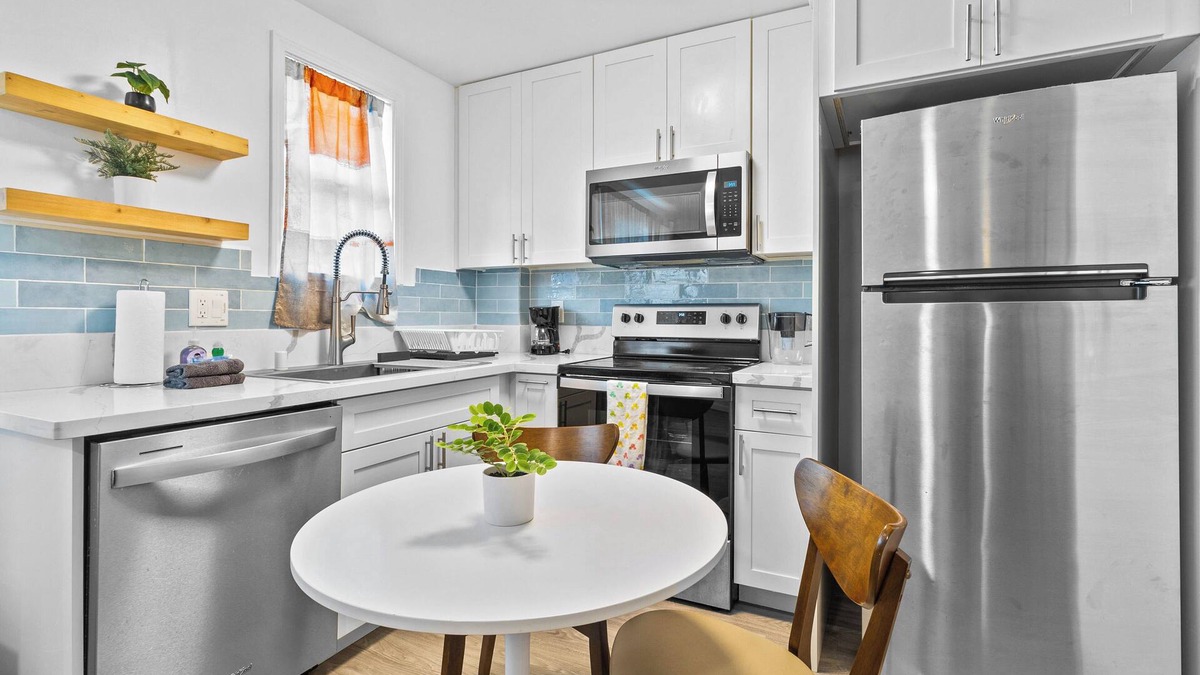 McCully - Moiliili Apartment | Blissful Honolulu Oasis: Renovated & Modern w/AC