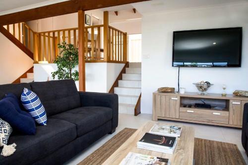Surf Beach House | Blissful Stay Moments From the Beach