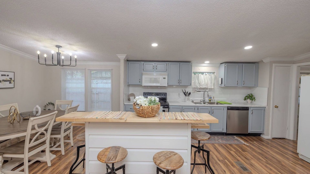 Graford House | BLOCK TO WATER with water access, Sleeps 10, close to rocker b, hot tub,fire pit