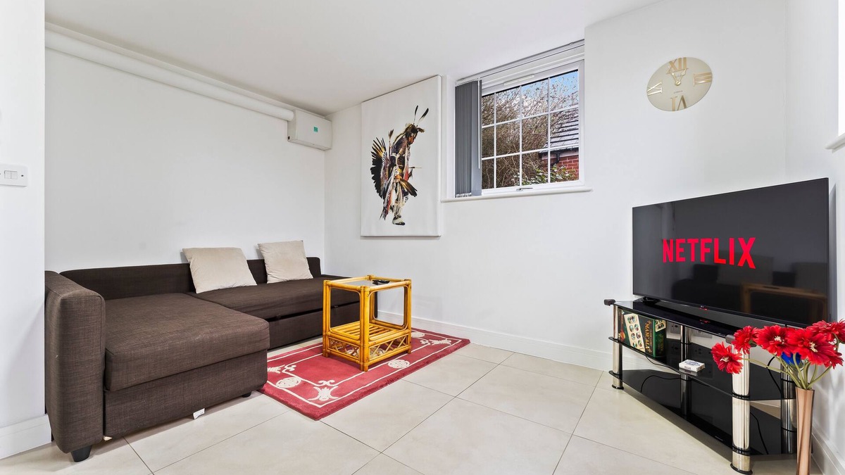 Smethwick Apartment | Bloom Court -Sleeps 4 -Free Parking with Workstation & High-Speed WiFi