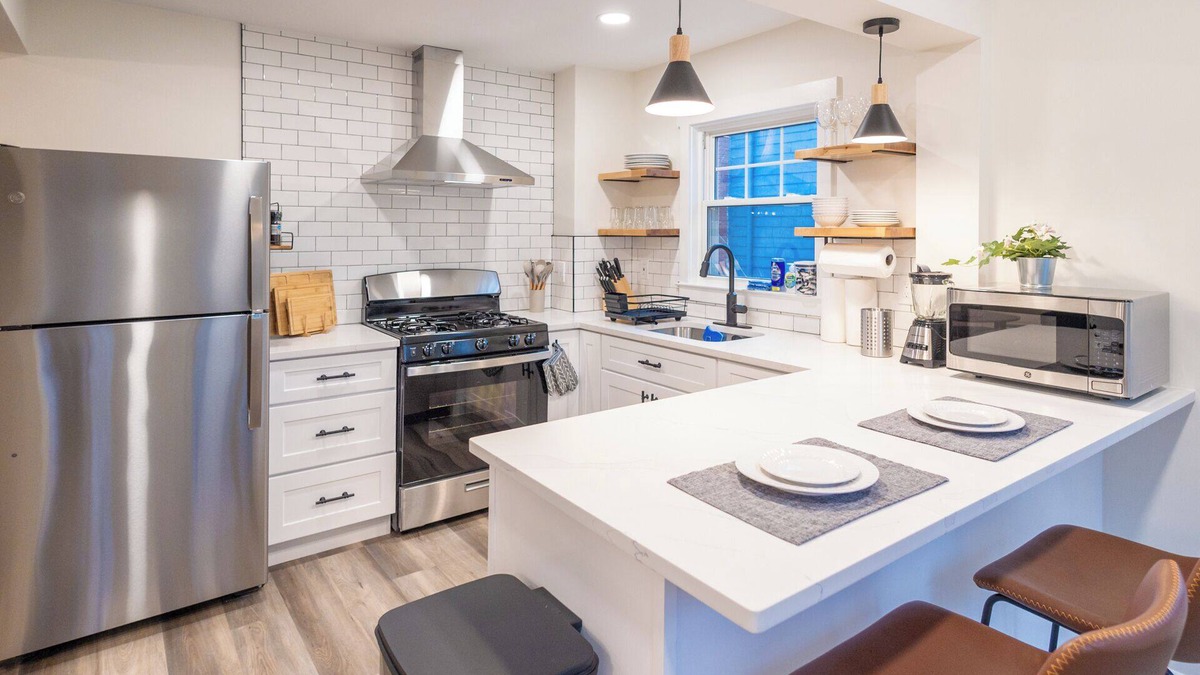 Bloomfield Apartment | Bloomfield 3 Bed, 1 Bath. Walk 2 train to NYC, Laundry-In Unit, Pets OK, Parking