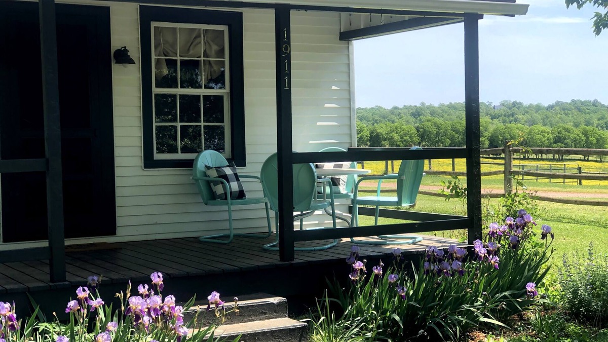 Oakpark Cabin | Bloomingdale Honeymoon Cabin Vintage Retreat with Mountain Views