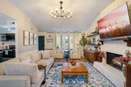 Macon House | Blossom & Blues- EV, Vinyl, Firepit, Near Downtown
