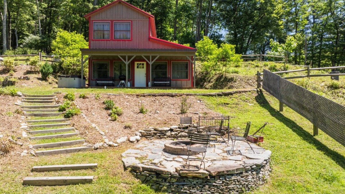 Blowing Rock Cottage | Blowing Rock Sarah Janes Cottage at Doe Creek, Hot Tub, Pond, Acres to Explore!