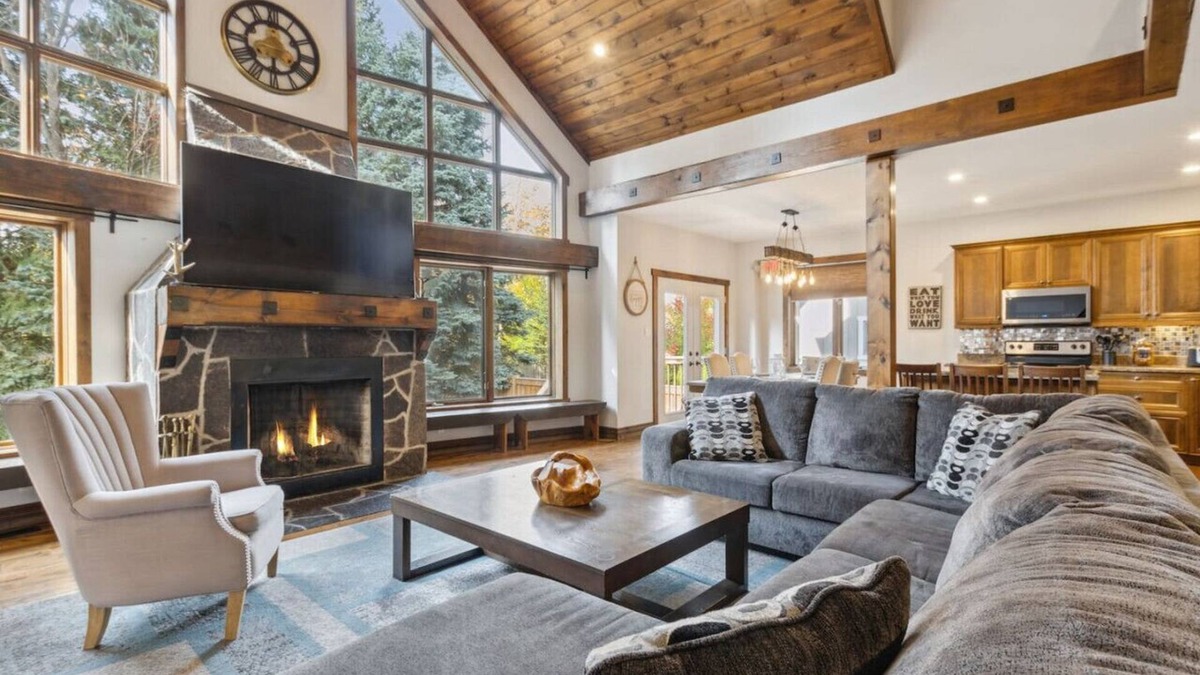 The Blue Mountains Apartment | Blu Haven: 7BDR Chalet Minutes to Village