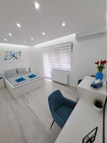 Dunaujvaros Apartment | Blue Apartman