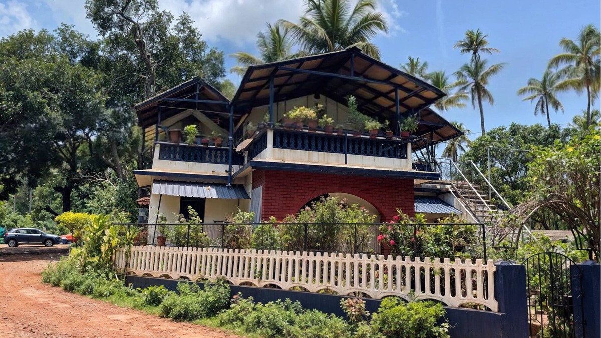 Anjuna Villa | Blue Azure 5BR Villa walk to beach in Goa by Homeyhuts