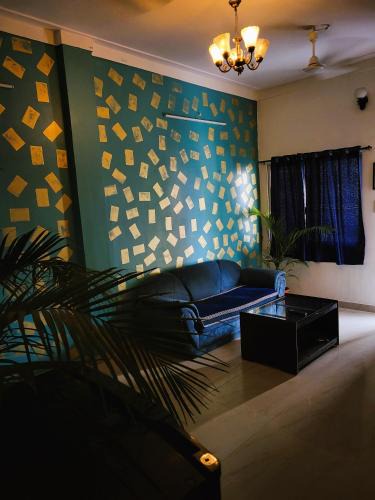 Jabalpur Apartment | Blue Beds Homestay, Exotic 2BHK AC House