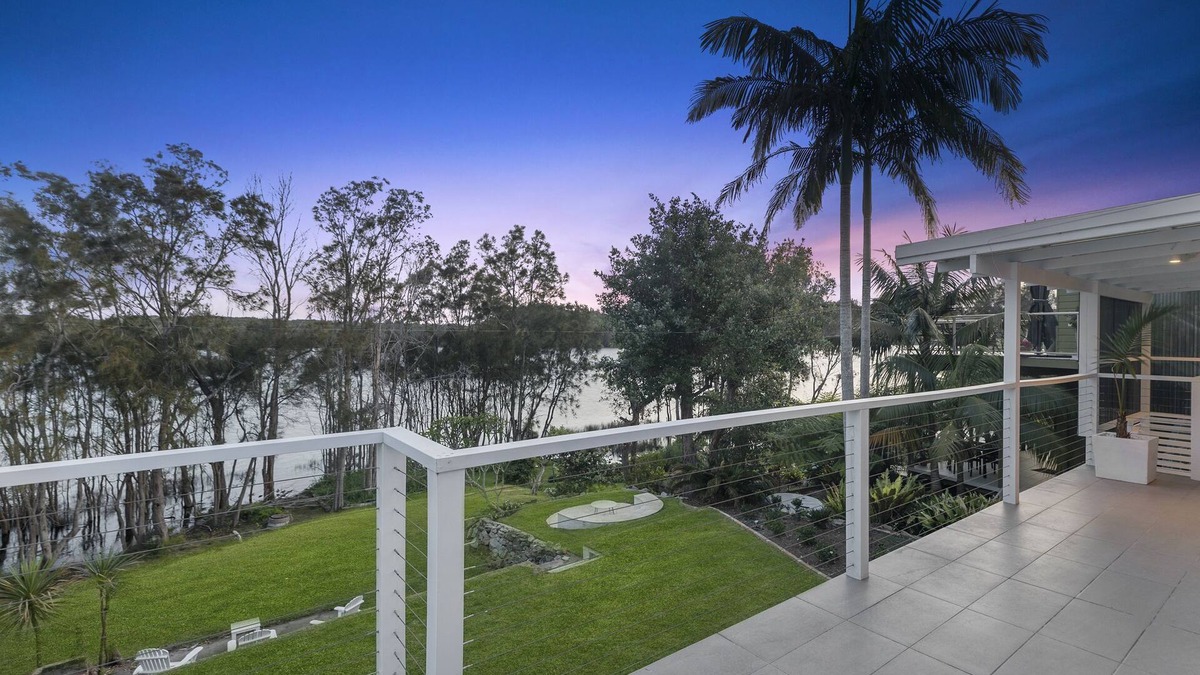 Wamberal House | Blue Bell Luxe Cottage - Your lagoon front haven, Calm and Gorgeous!