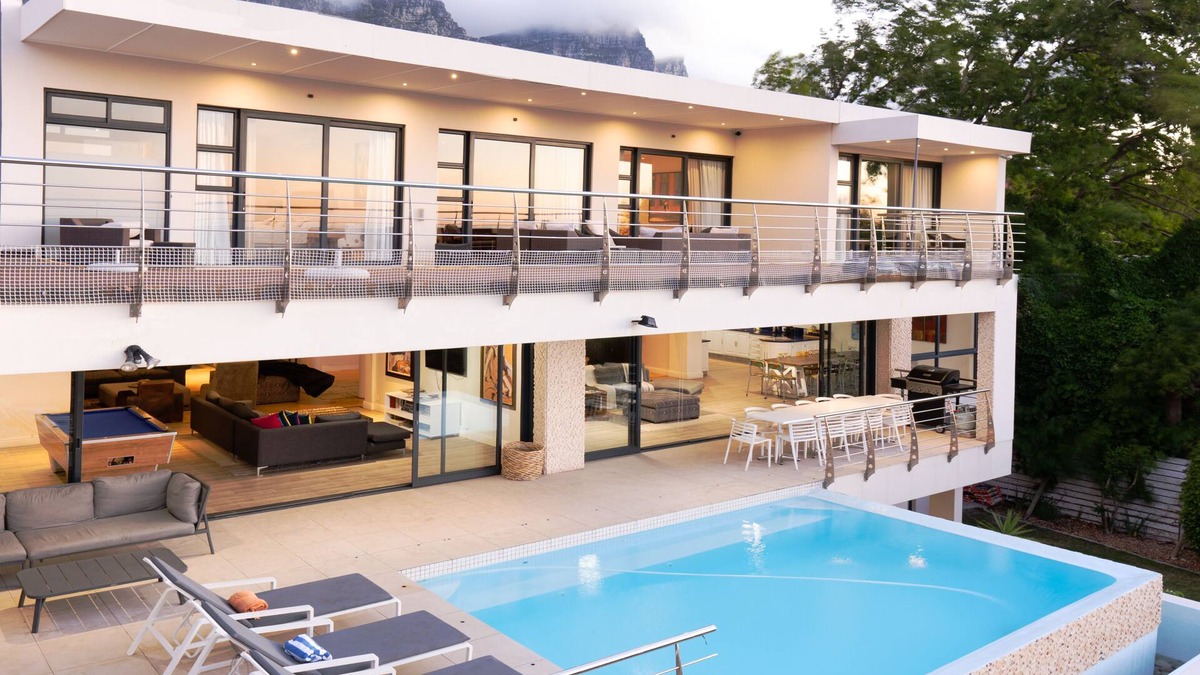 Camps Bay Villa | Blue Emerald Villa - Close to Camps Beach and Table Mountain