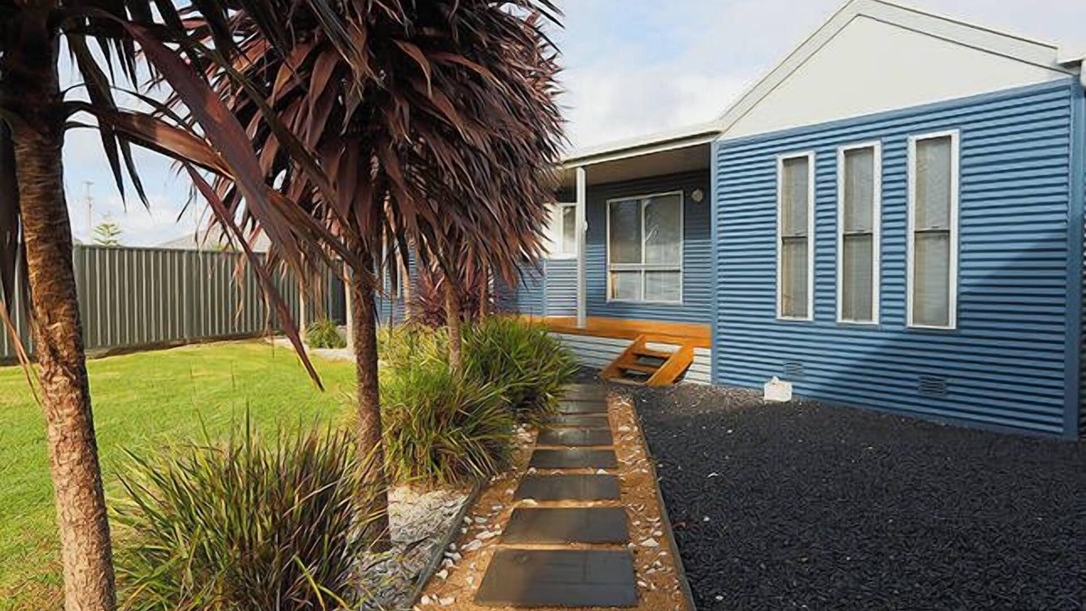 Port Macdonnell House | BLUE FIN part of BLUE FIN HOLIDAY HOMES - PET FRIENDLY & FREE WIF-FI