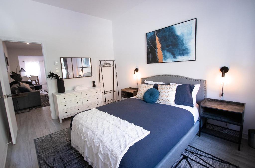 Milton Park Apartment | BLUE&GOLD - SelfCheckIn - Plateau - St-Laurent