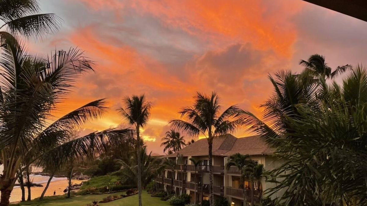 Kapaa Condo | Blue Hawaii - Top Floor Lae Nani 334 - Beachfront Condo with AC & WD