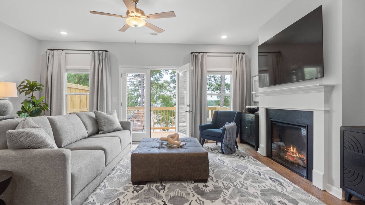 Lake Oconee House | Blue Heron Escape-Sleeps 7, PRIME location, Shuffleboard, Paddleboards + Pool!