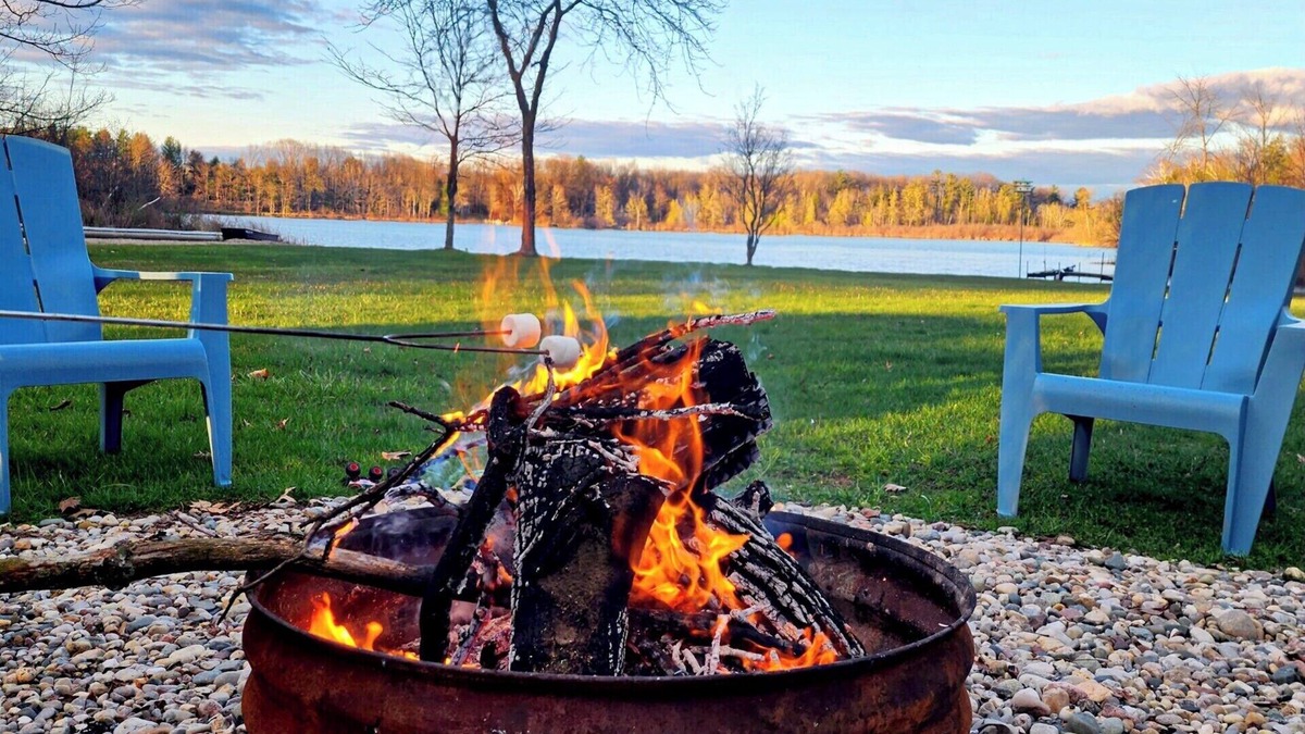Edmore Cottage | Blue Heron Point - Hot Tub, Kayaks, Fishing, 3 bedrooms on a no wake lake