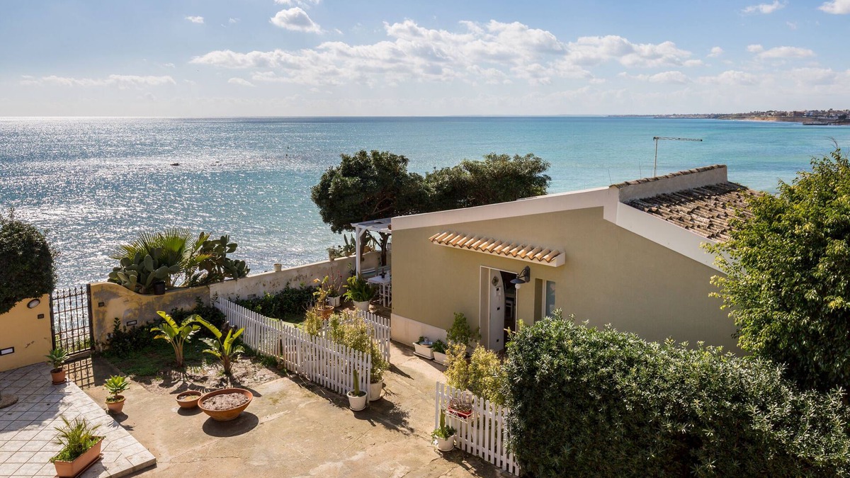 Avola House | Blue House on the sea, parking & wi.fi