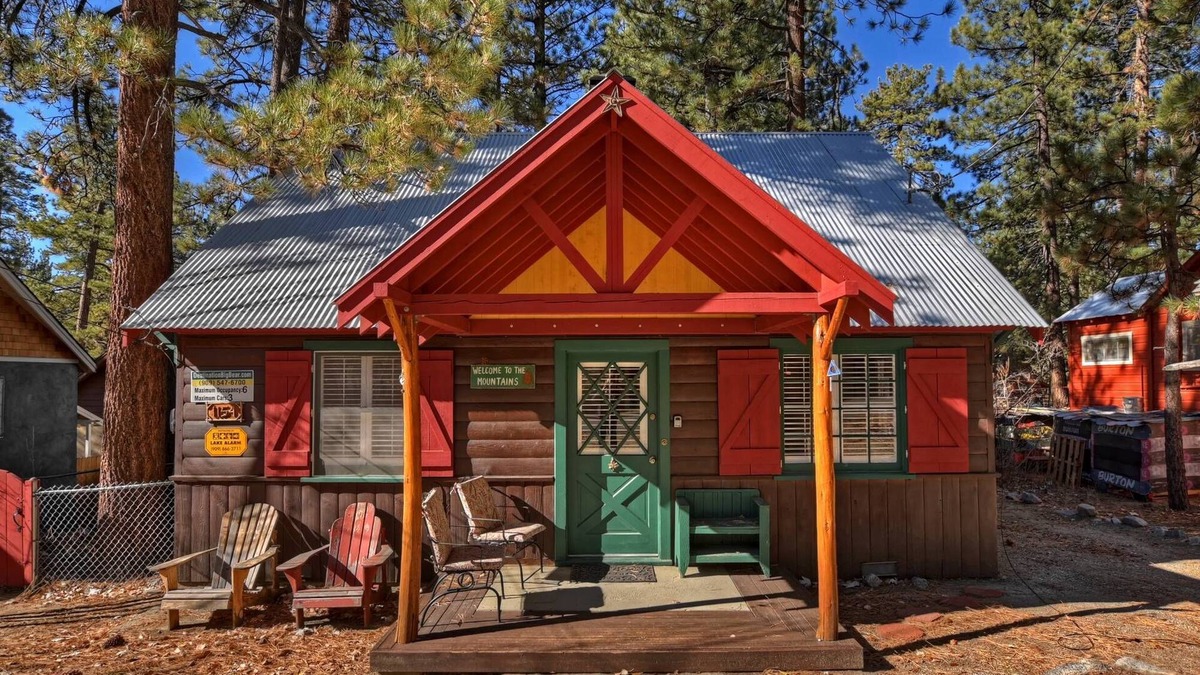 Fawnskin Cabin | Blue Jay Cottage by Destination Big Bear : Fawnskin! Separate Guest Quarters! Vintage Features! Fireplace! Laundry!