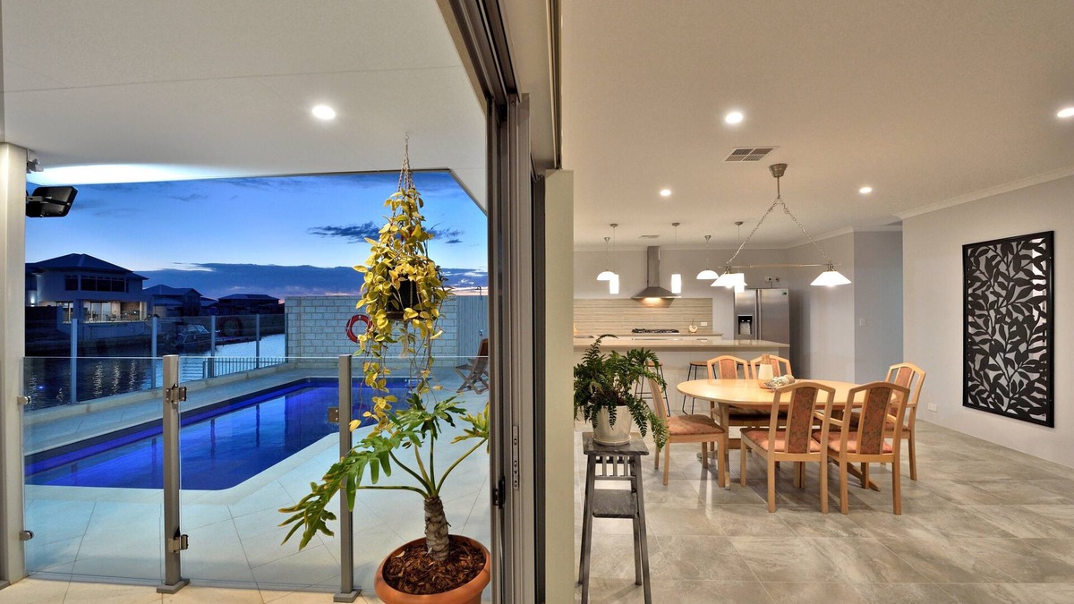 Dudley Park House | Blue Lagoon on Canal
