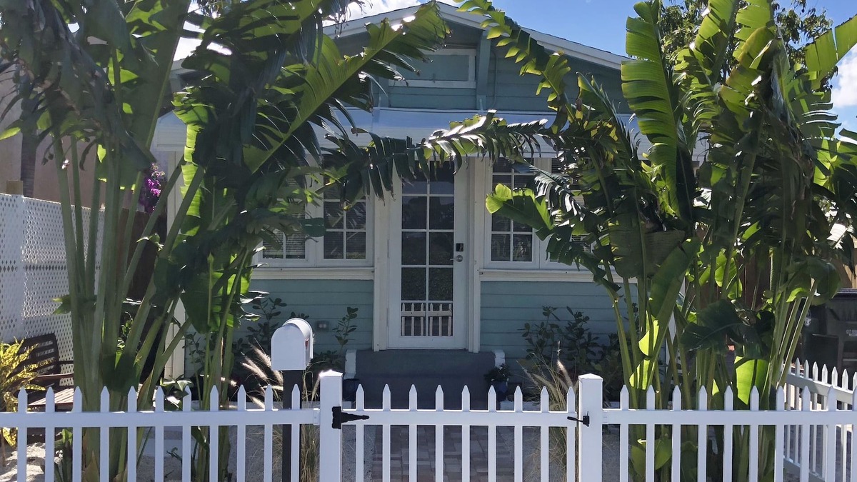 Mango Groves Cottage | Blue Lizard Cottage 2 - Walk/Bike Downtown&Beach