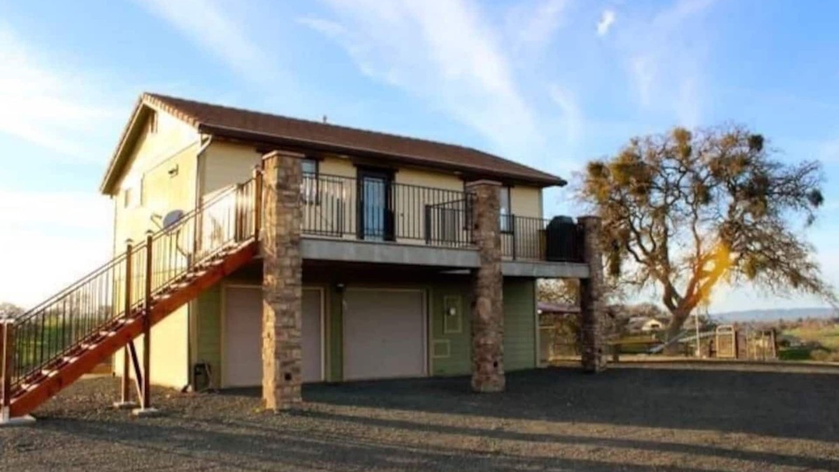 Paso Robles House | Blue Moon Hilltop Getaway: Hot tub/EV charger